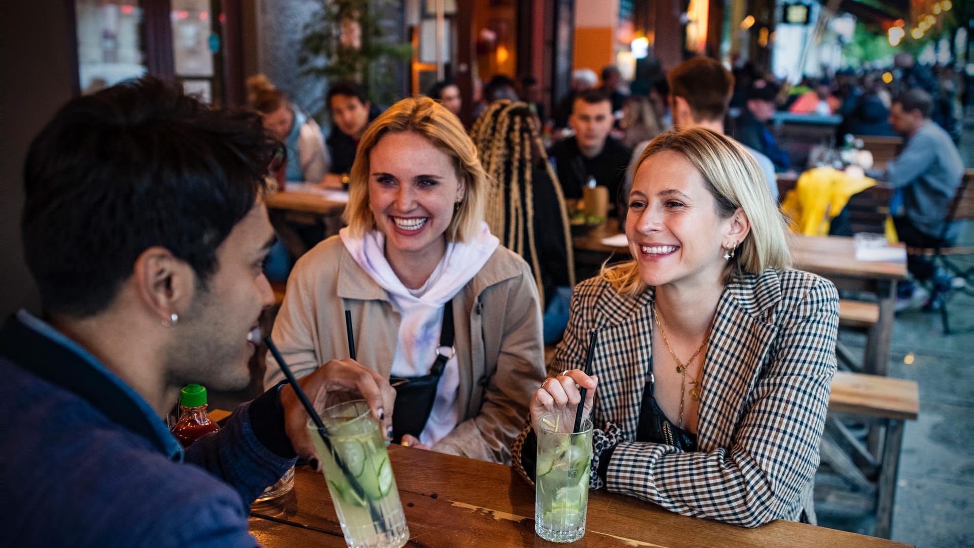 Lachende Menschen vor einer Bar: Viele Lokal waren komplett ausgebucht.