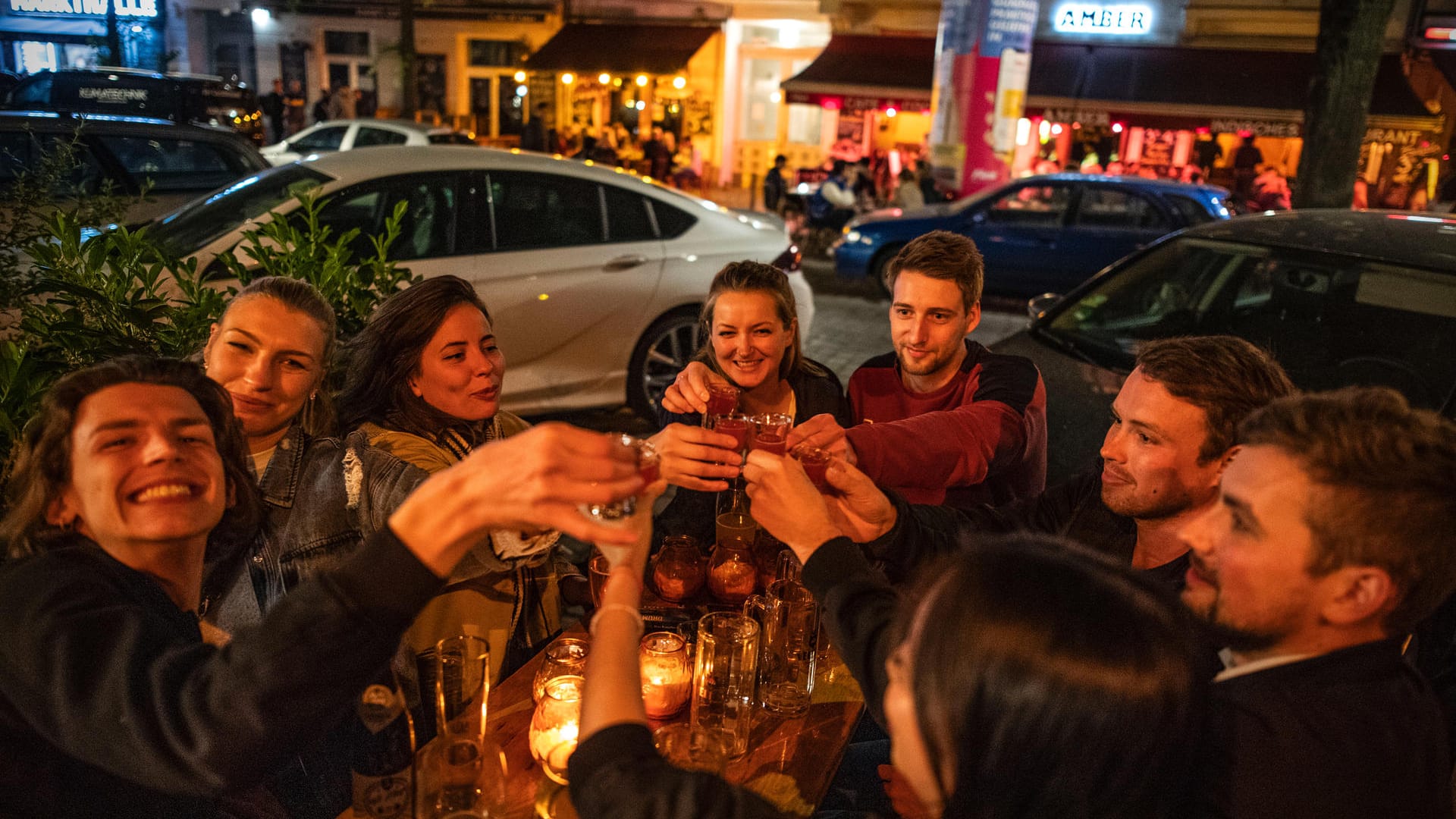 Eine Gruppe stößt vor einer Bar an: Viele wollten auch nach 23 Uhr noch weiter feiern.