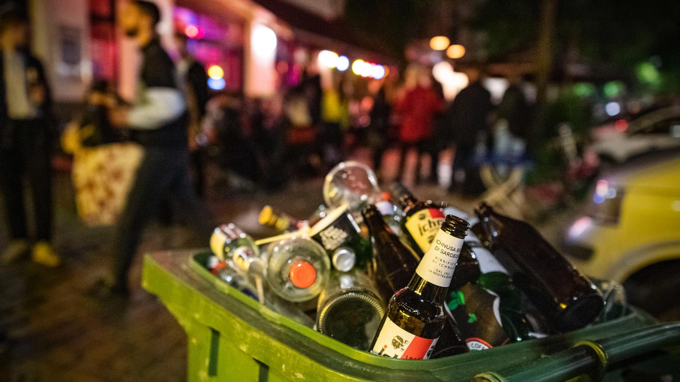 Leere Flaschen liegen in einer Mülltonne: Ab 23 Uhr darf in Berlin kein Alkohol mehr ausgeschenkt werden.