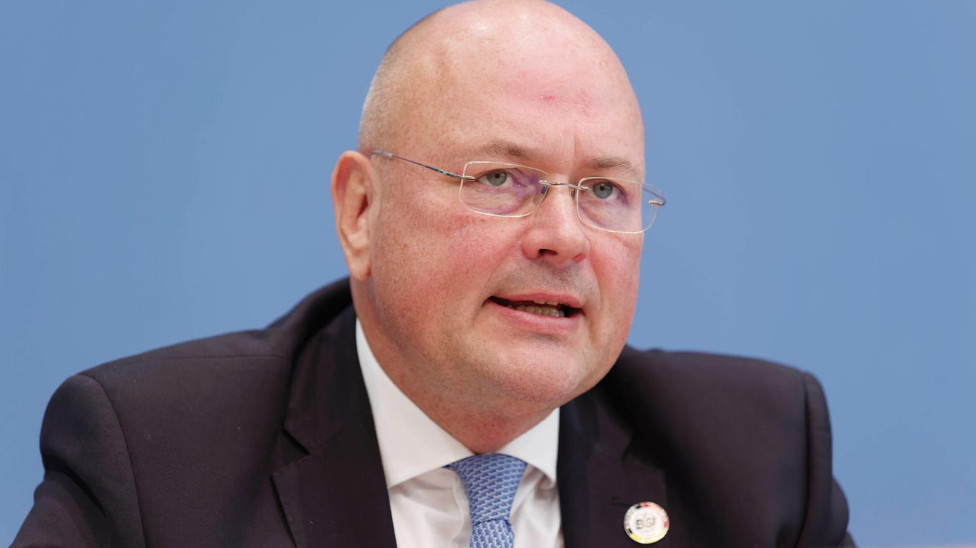 Arne Schönbohm, Präsident des Bundesamts für Sicherheit in der Informationstechnik (BSI): "Immer wieder ähnliche Meldungen".