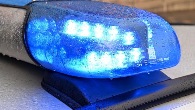Ein Streifenwagen der Polizei steht mit eingeschaltetem Blaulicht an einem Einsatzort (Symbolbild): Das Opfer soll einen Mann zur Rede gestellt haben, der mit überhöhter Geschwindigkeit an einem Spielplatz vorbeifuhr. Ein Streifenwagen der Polizei steht mit eingeschaltetem Blaulicht an einem Einsatzort (Symbolbild): Das Opfer soll einen Mann zur Rede gestellt haben, der mit überhöhter Geschwindigkeit an einem Spielplatz vorbeifuhr.