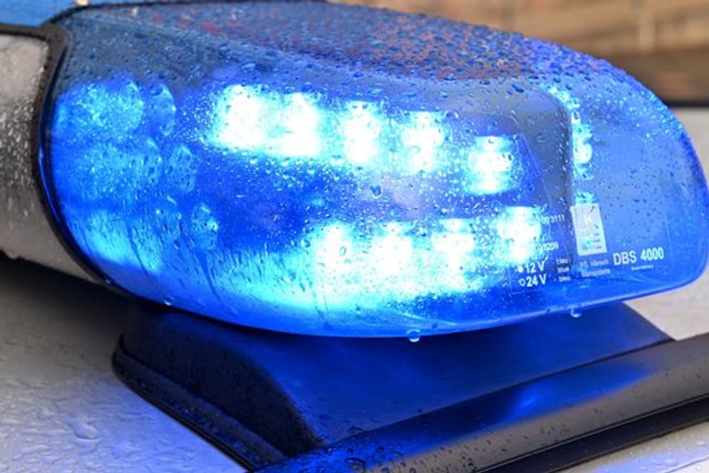 Ein Streifenwagen der Polizei steht mit eingeschaltetem Blaulicht an einem Einsatzort (Symbolbild): Das Opfer soll einen Mann zur Rede gestellt haben, der mit überhöhter Geschwindigkeit an einem Spielplatz vorbeifuhr.