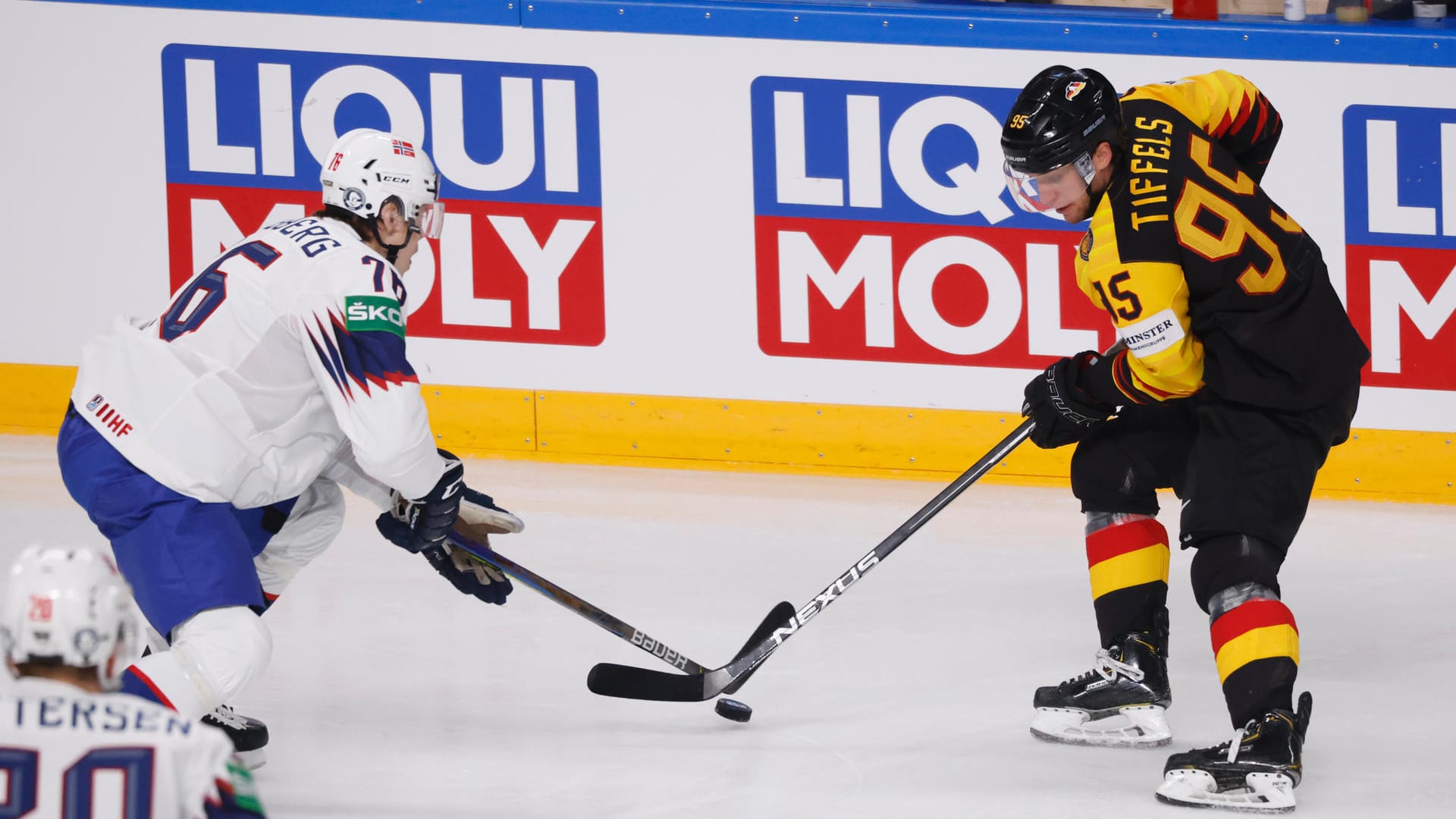 Kampf um den Puck: Norwegens Emil Lilleberg (r.) und Deutschlands Frederik Tiffels versuchen, dass Spielgerät unter Kontrolle zu bekommen.