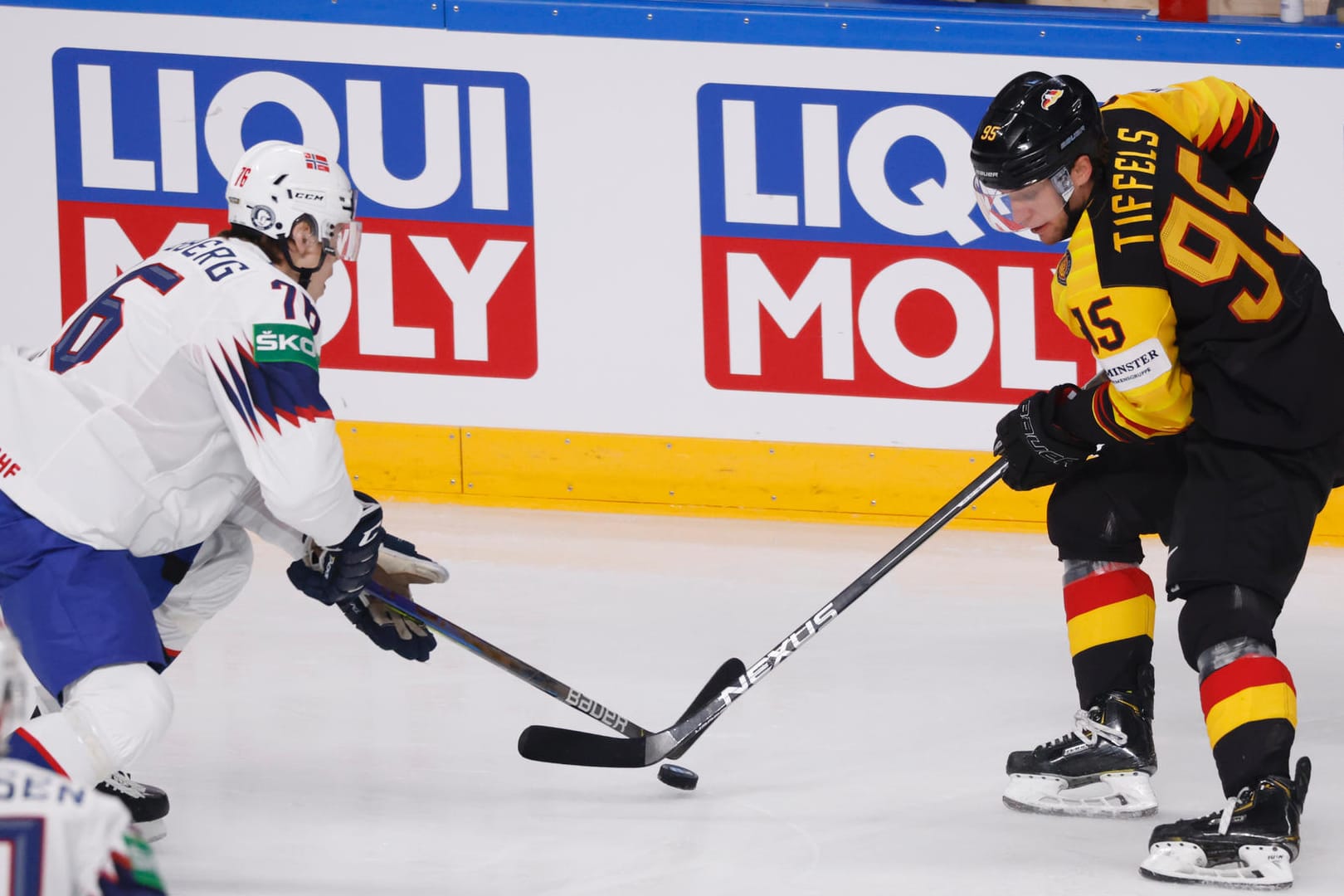 Kampf um den Puck: Norwegens Emil Lilleberg (r.) und Deutschlands Frederik Tiffels versuchen, dass Spielgerät unter Kontrolle zu bekommen.