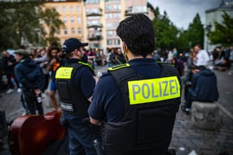 Polizisten stehe auf der Admiralsbrücke in Berlin: Hier hatten sich hunderte Menschen versammelt.