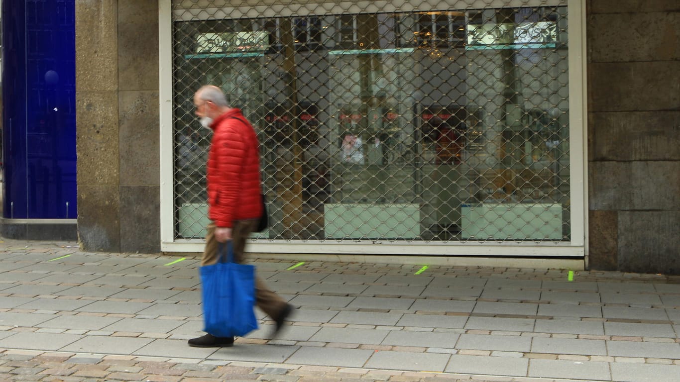 Ein geschlossenes Geschäft in der Hamburger Innenstadt: Dem Städte- und Gemeindebund zufolge könnten in Folge der Corona-Pandemie mehr als 100.000 Einzelhändler das Aus bevorstehen.