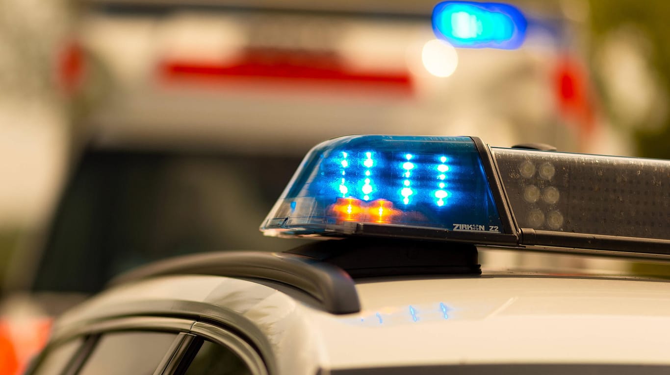 Polizei und Krankenwagen: Nach dem Vorfall im sächsischen Mühltroff ermittelt eine Mordkommission. (Symbolfoto)