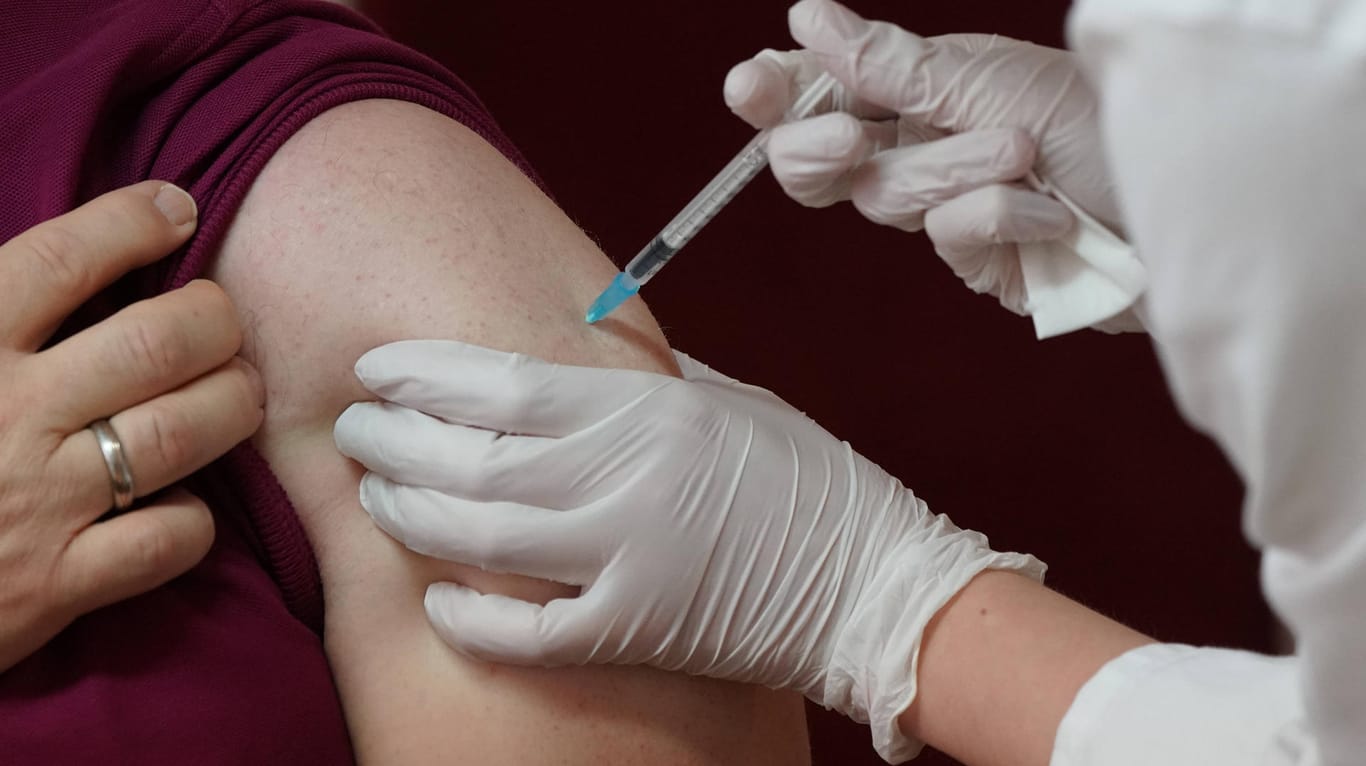 Eine Frau wird geimpft: Im Impfzentrum Chemnitz wurde bei 17 Menschen der Impfstoff verwechselt.