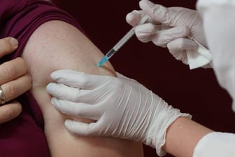 Eine Frau wird geimpft: Im Impfzentrum Chemnitz wurde bei 17 Menschen der Impfstoff verwechselt.