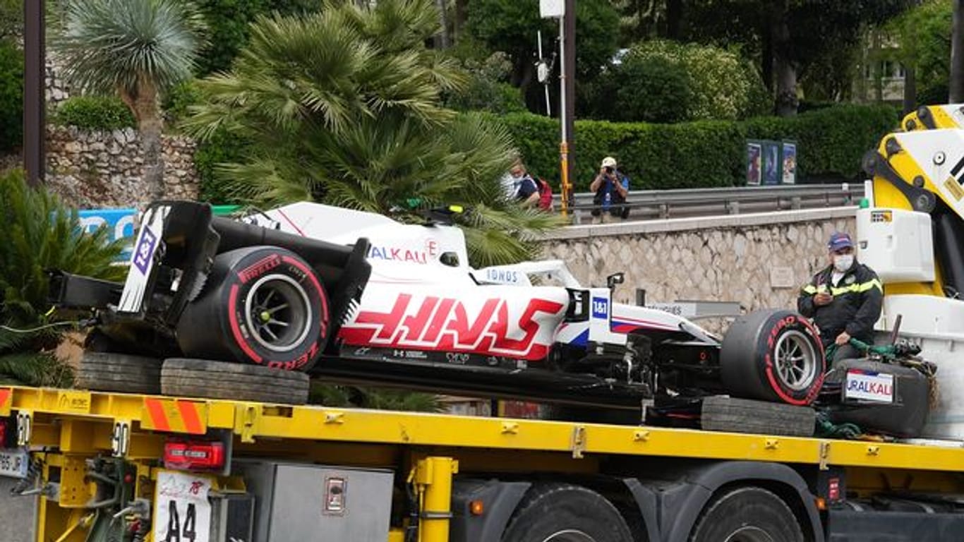 Der Haas-Bolide von Mick Schumacher musste nach dem Unfall abgeschleppt werden.