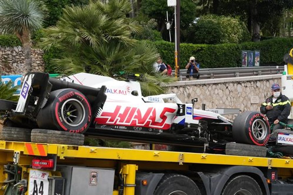 Der Haas-Bolide von Mick Schumacher musste nach dem Unfall abgeschleppt werden.
