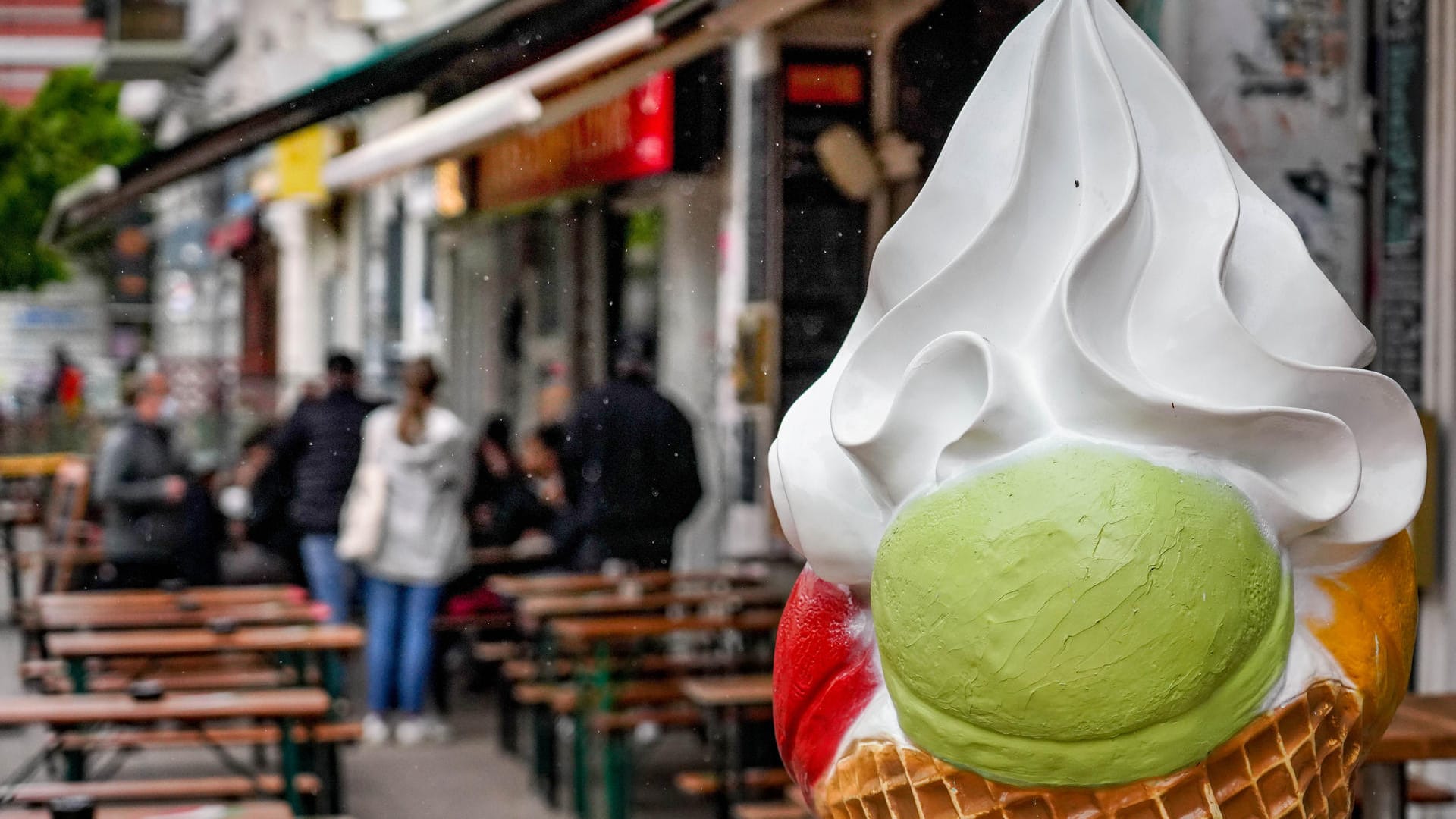 Besucher eines Eiscafes warten im Hamburger Schanzenviertel darauf, dass ihnen ein Tisch zugewiesen wird: Von Gastronomen gab es Kritik für die spontane Öffnung.