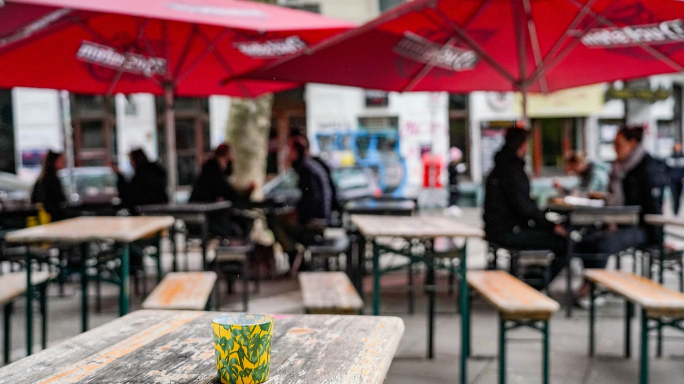 Hamburg: Besucher eines Cafes warten im Hamburger Schanzenviertel auf eine Bedienung.