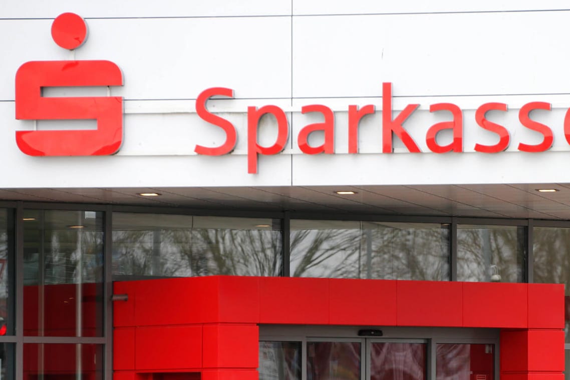 Eine Sparkassen-Filiale: Aktuell warnen Verbraucherschützer vor Phishing-Mails, die im Namen der Sparkasse verschickt werden.