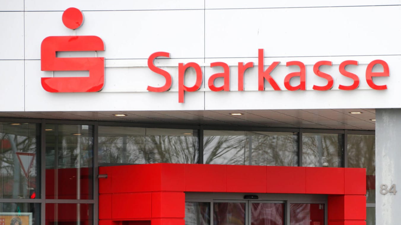 Eine Sparkassen-Filiale: Aktuell warnen Verbraucherschützer vor Phishing-Mails, die im Namen der Sparkasse verschickt werden.