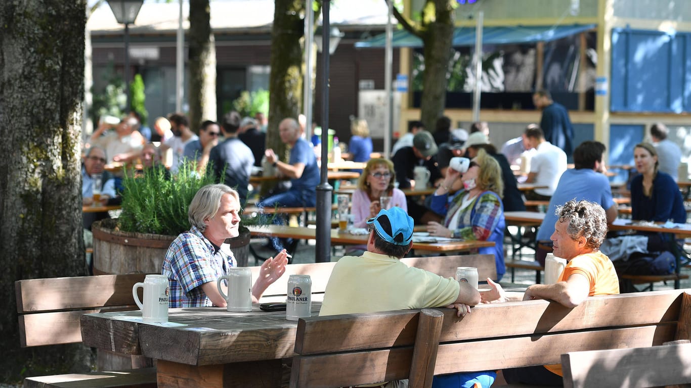 München: Besucher dürfen endlich wieder in den Biergärten sitzen. Für Gastronomen bedeutet das auch einen großen Mehraufwand.