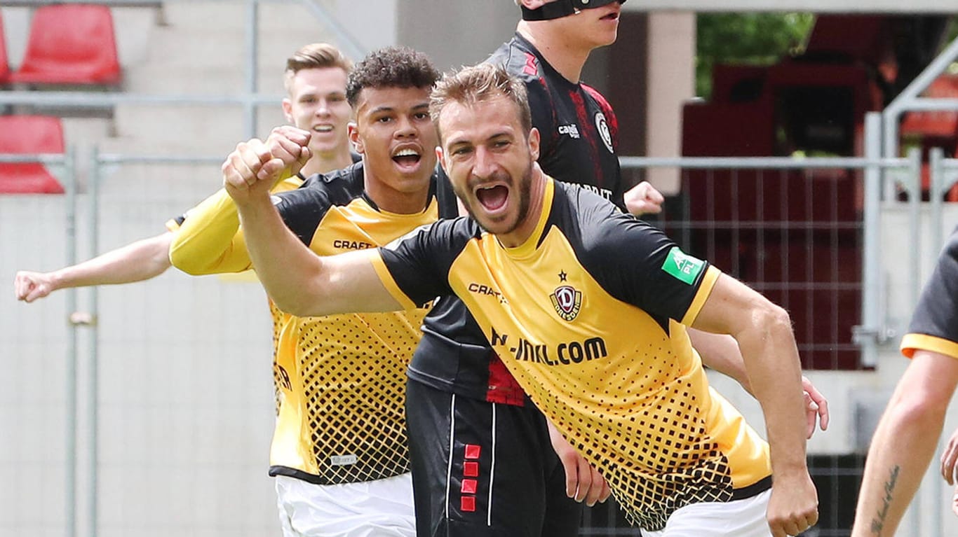 Dresden: Pascal Sohm bejubelt seinen Treffer, zudem stand Dynamo bereits vor dem Spieltag als erster Aufsteiger fest.