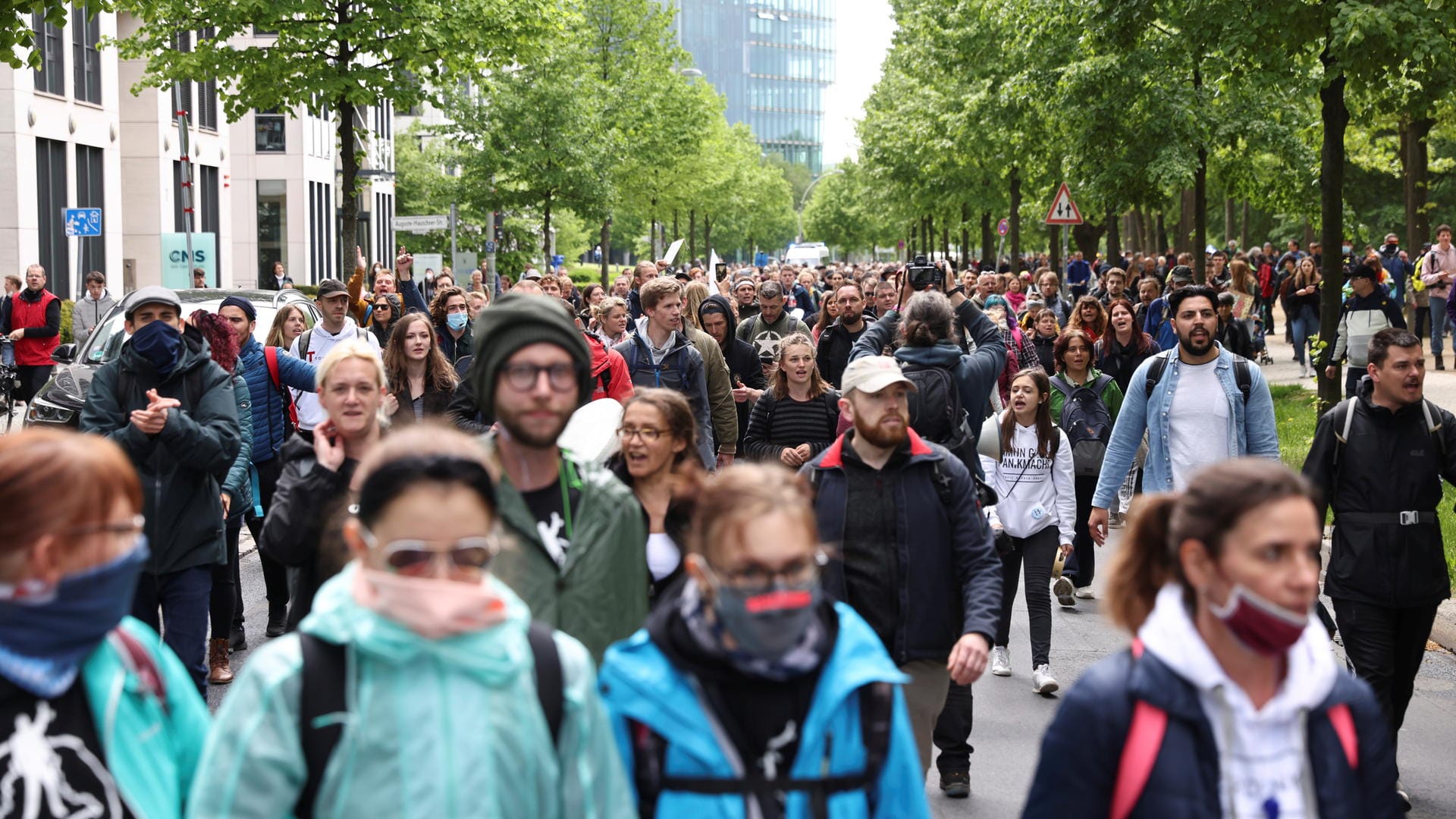 Demonstrierende laufen durch die Berliner Innenstadt: Die Polizei versuchte, größere Versammlungen zu vermeiden.