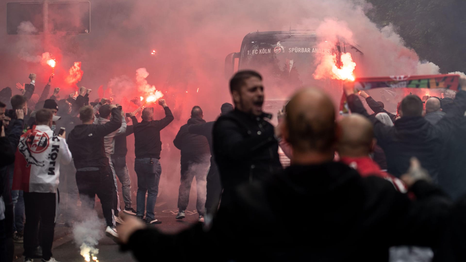 Der Mannschaftsbus des 1. FC Köln wird von den Fans mit Pyrotechnik am Stadion begrüßt: Heute kämpfen die Kölner gegen den Abstieg.