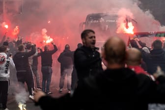 Der Mannschaftsbus des 1. FC Köln wird von den Fans mit Pyrotechnik am Stadion begrüßt: Heute kämpfen die Kölner gegen den Abstieg.