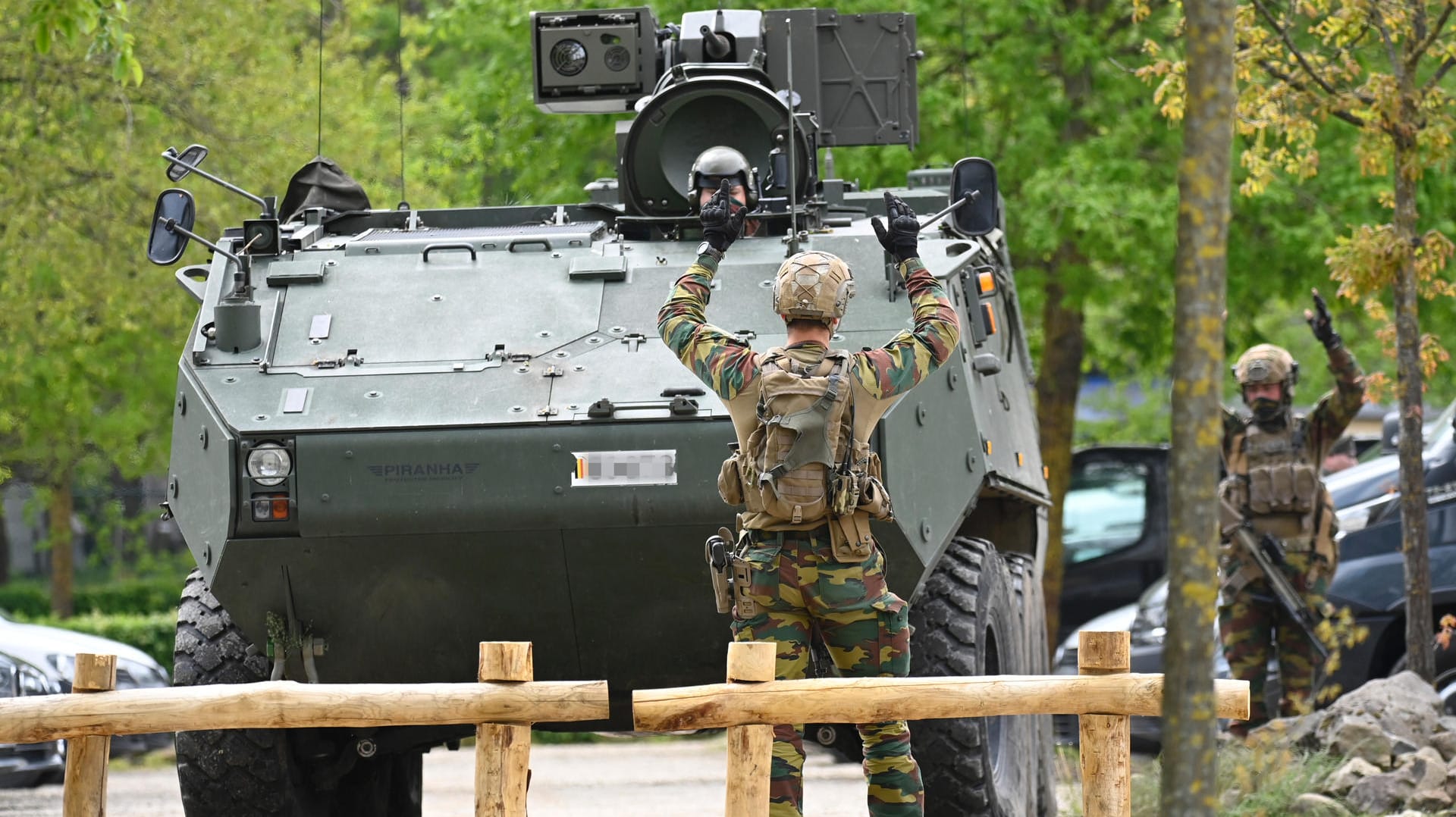 Soldaten beziehen Stellung im belgischen Maasmechelen: Mehrere Moscheen in der Provinz Limburg wurden geschlossen oder verstärkt überwacht.