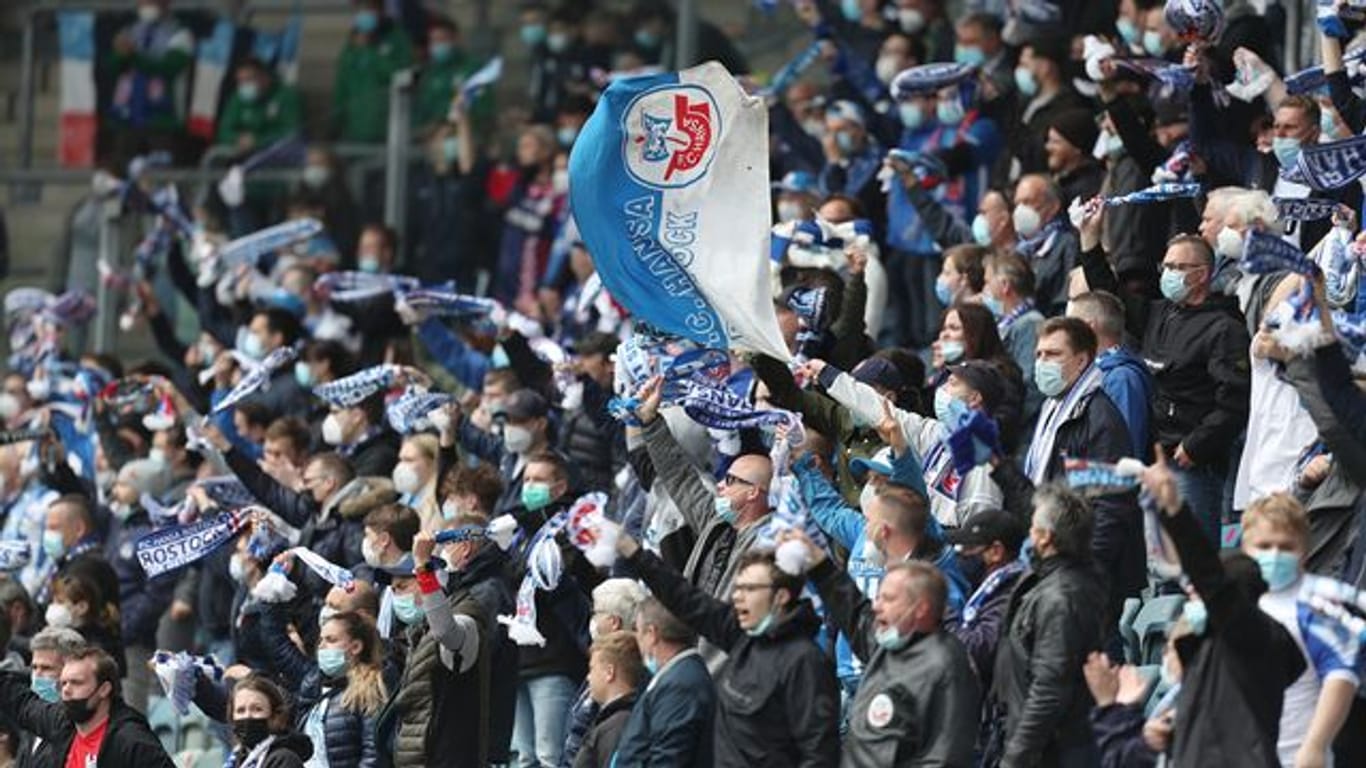7500 Hansa-Fans feiern im Ostseestadion in Rostock den Aufstieg ihres Vereins in die 2.