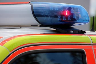 Ein Rettungsfahrzeug im Einsatz (Symbolfoto): In Köln wurde eine Frau von einem Räuber angegriffen und erheblich verletzt.