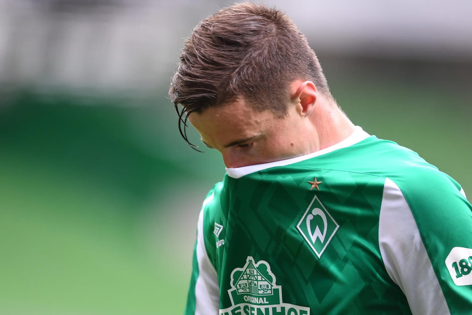 Sie steigen direkt ab: Werders Marco Friedl kann es nicht fassen.