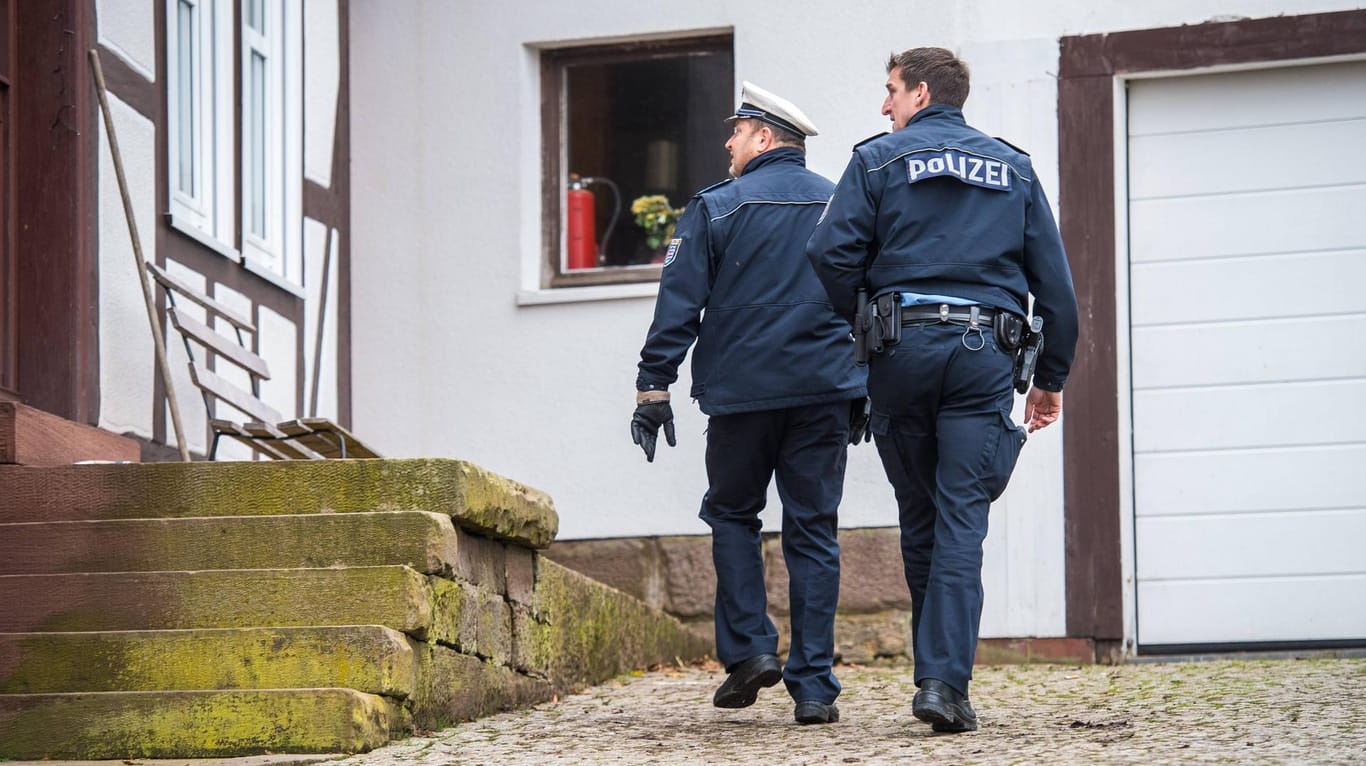 Polizisten vor dem Haus von Björn Höcke (Archivfoto): Es wird wegen Volksverhetzung gegen den AfD-Politiker ermittelt.
