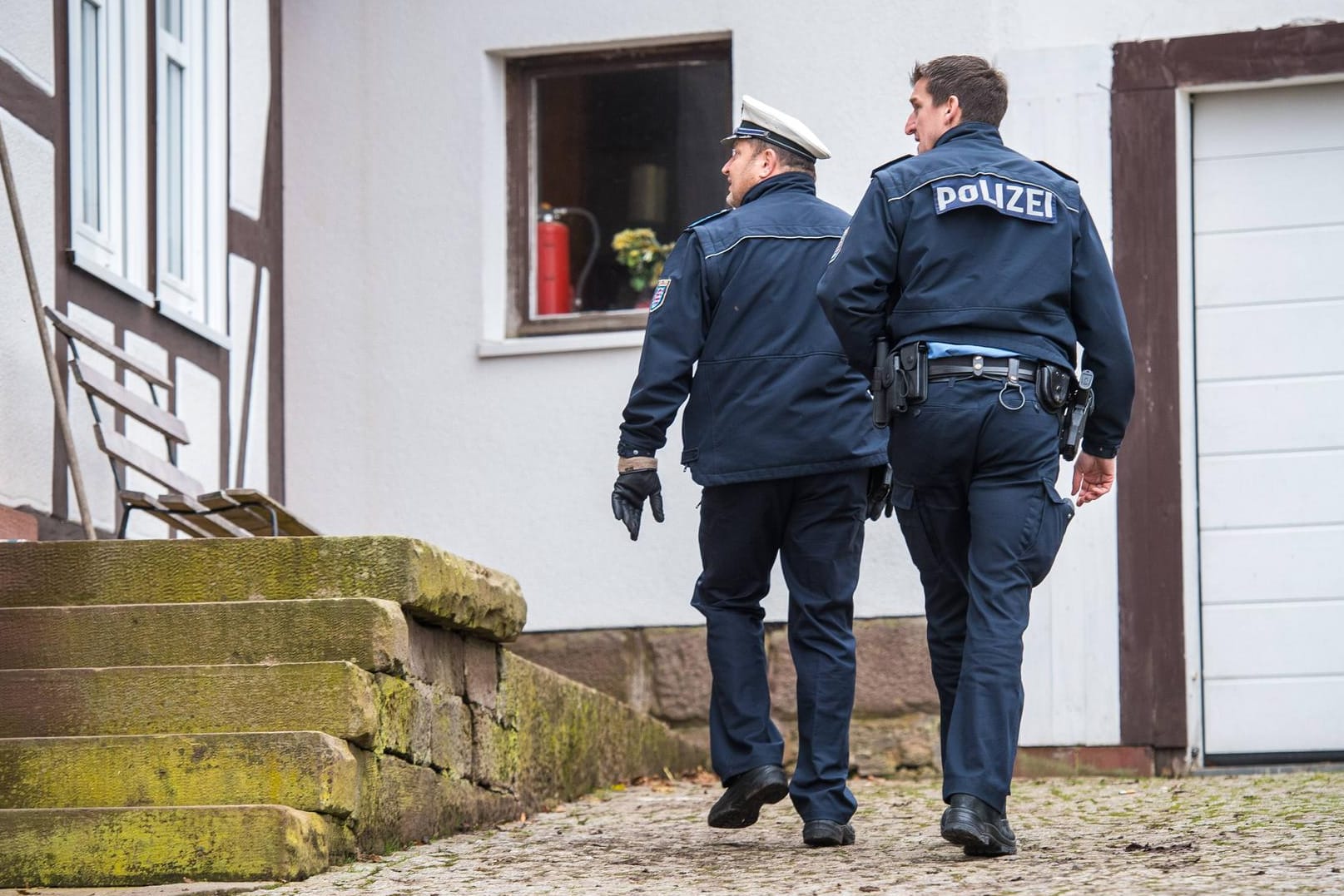 Polizisten vor dem Haus von Björn Höcke (Archivfoto): Es wird wegen Volksverhetzung gegen den AfD-Politiker ermittelt.