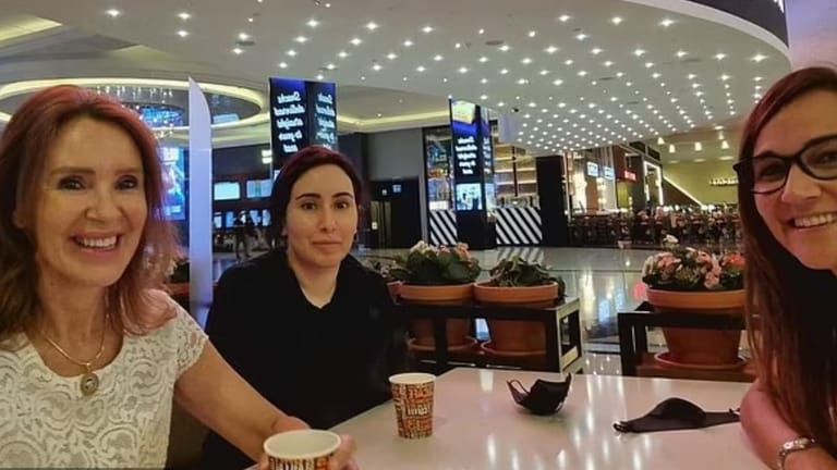 Das am 20. Mai auf Instagram erschienene Foto soll Prinzessin Latifa (M.) in einer Mall in Dubai zeigen: Ihr Vater hält die 35-Jährige offenbar gefangen.