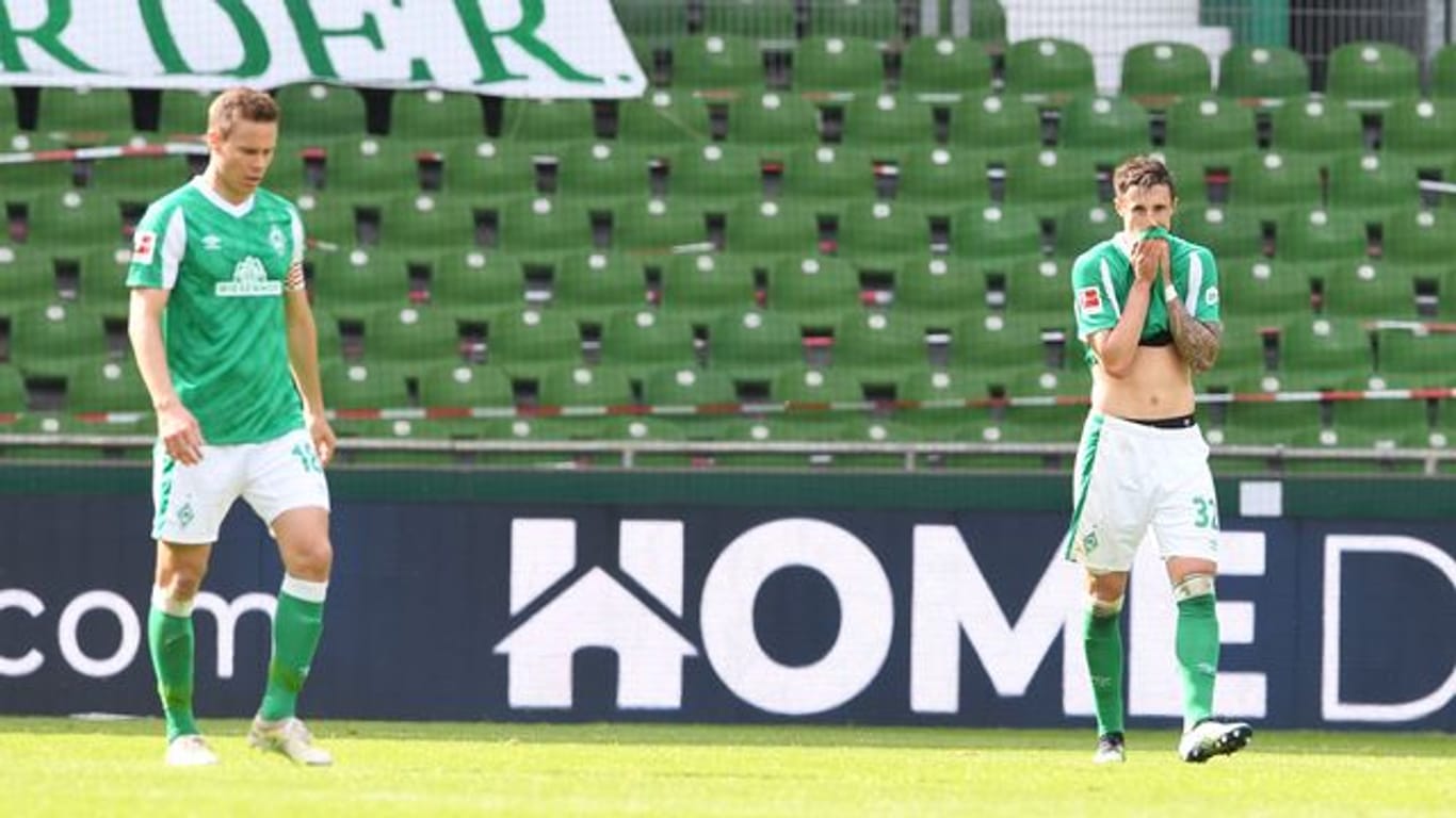 Werders Niklas Moisander (l) und Marco Friedl nach dem 0:4.