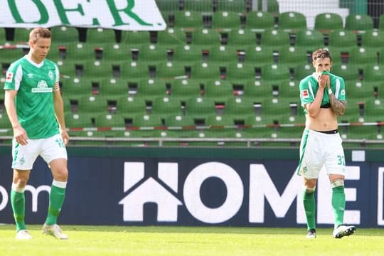 Werders Niklas Moisander (l) und Marco Friedl nach dem 0:4.