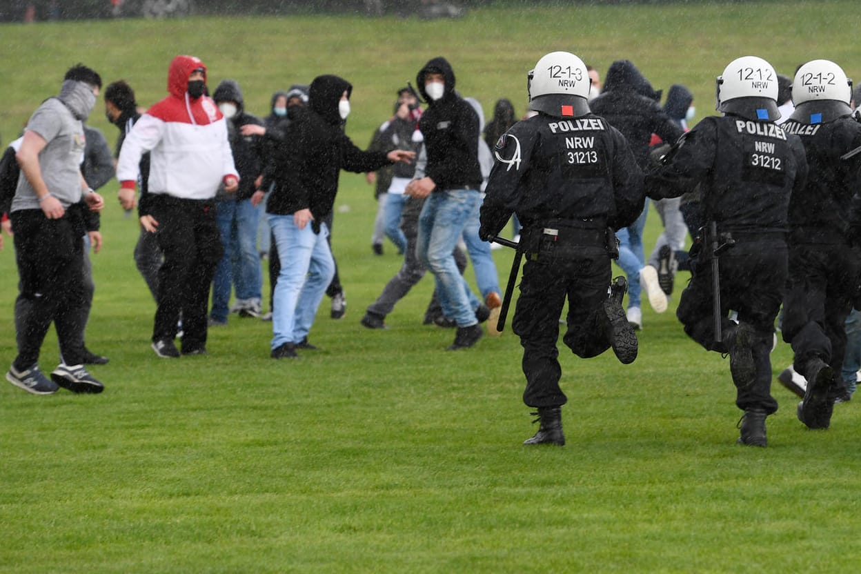 Hässliche Szenen: Chaoten des 1. FC Köln werden von Polizisten verfolgt.