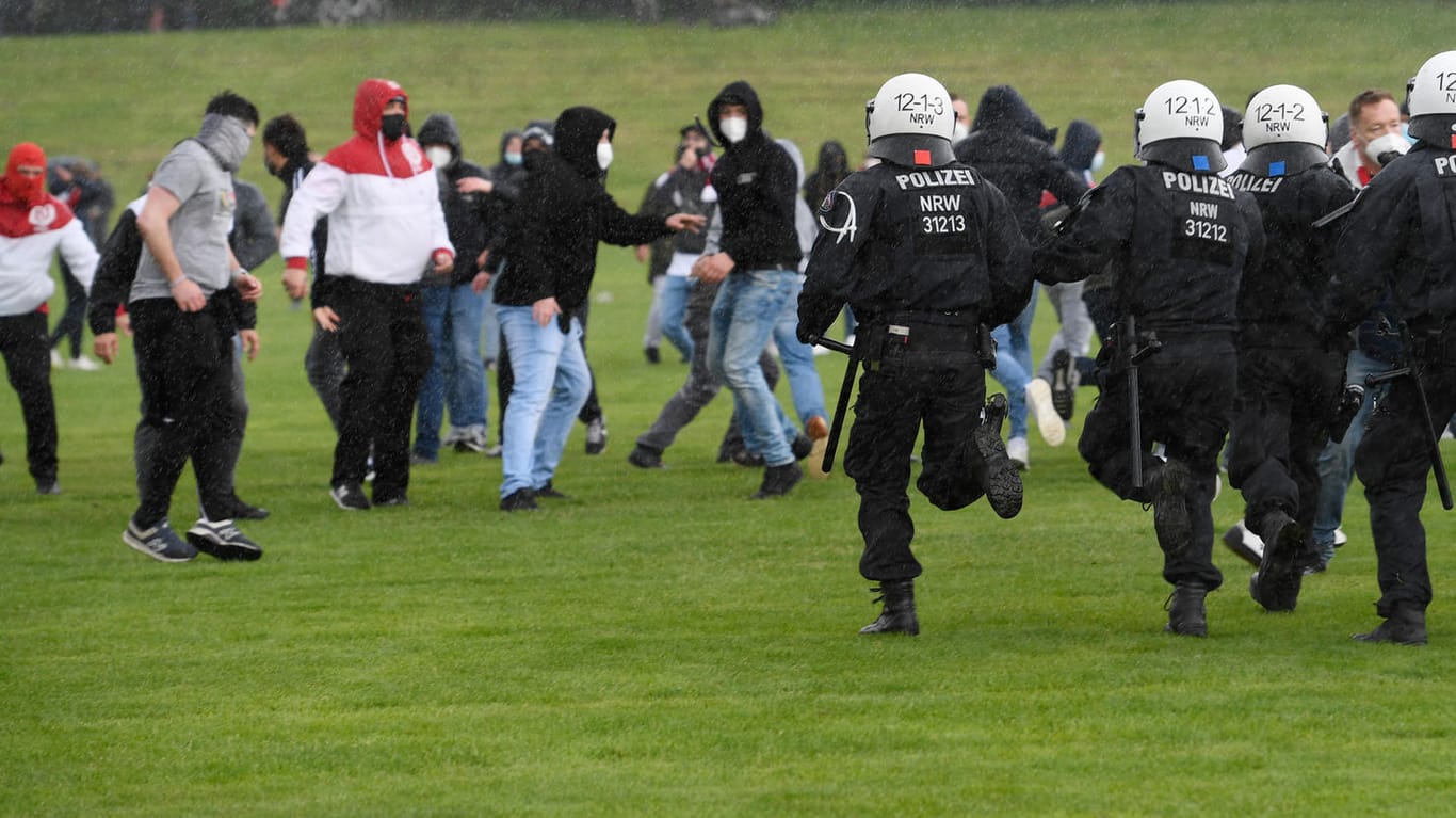 Hässliche Szenen: Chaoten des 1. FC Köln werden von Polizisten verfolgt.