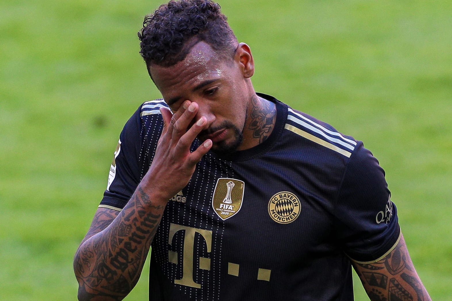 Ergriffen: Jérôme Boateng wurde vor der Partie gegen den FC Augsburg vom FC Bayern verabschiedet.