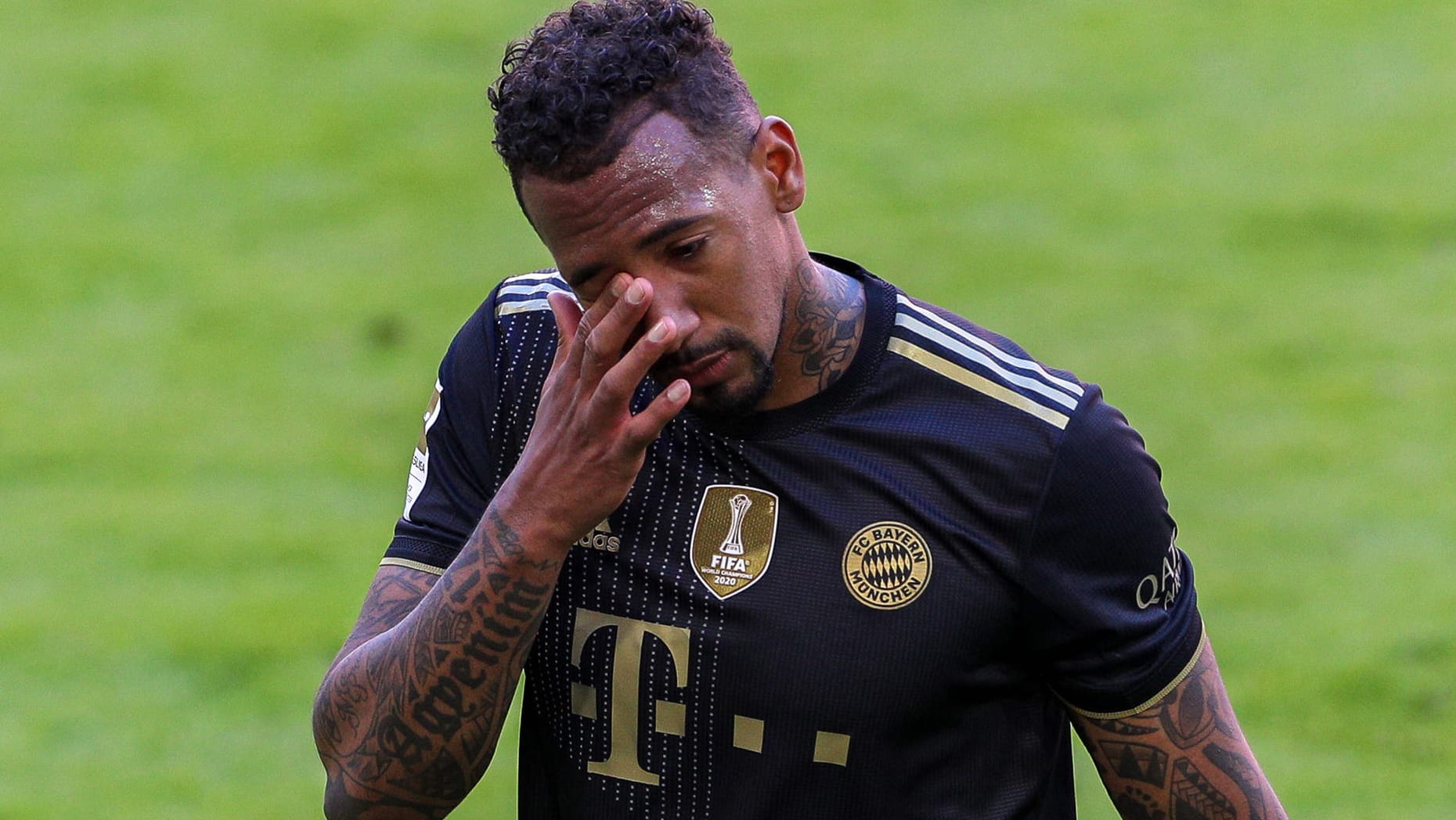 Ergriffen: Jérôme Boateng wurde vor der Partie gegen den FC Augsburg vom FC Bayern verabschiedet. Ergriffen: Jérôme Boateng wurde vor der Partie gegen den FC Augsburg vom FC Bayern verabschiedet.