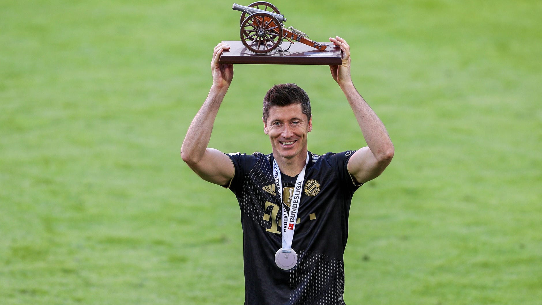 Historisch: Robert Lewandowski mit der Torjäger-Kanone – für 41 Saisontreffer.