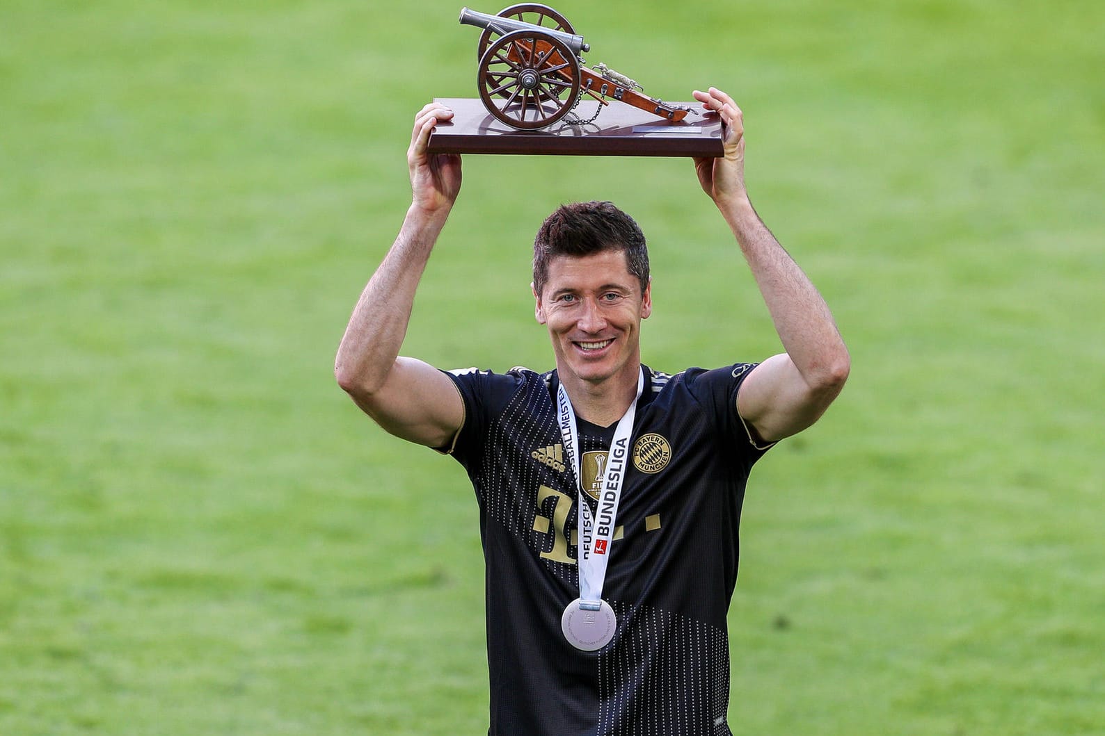 Historisch: Robert Lewandowski mit der Torjäger-Kanone – für 41 Saisontreffer.