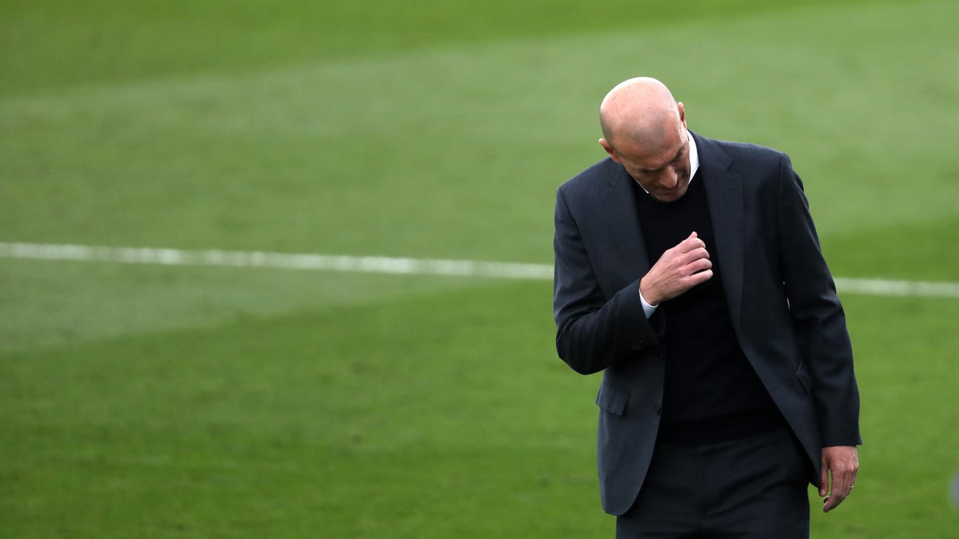 Zinedine Zidane beim Spiel gegen Villareal. Der Real-Madrid Trainer grübelt noch über seine nächsten Pläne.