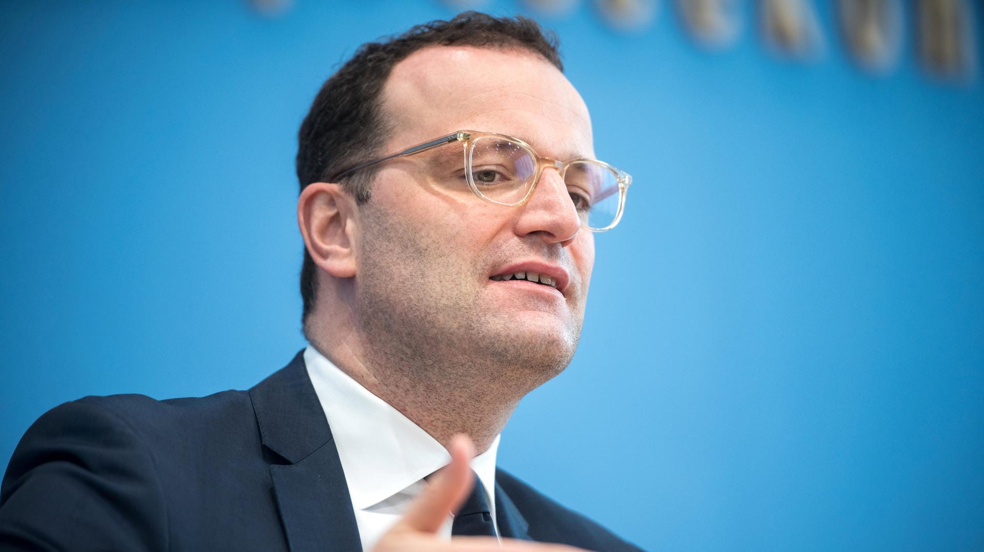 Bundesgesundheitsminister Jens Spahn bei einer Pressekonferenz. Er will Impfdosen für Schüler zurückhalten.