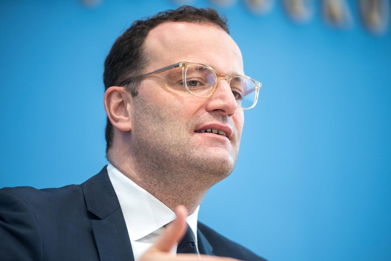 Bundesgesundheitsminister Jens Spahn bei einer Pressekonferenz. Er will Impfdosen für Schüler zurückhalten.