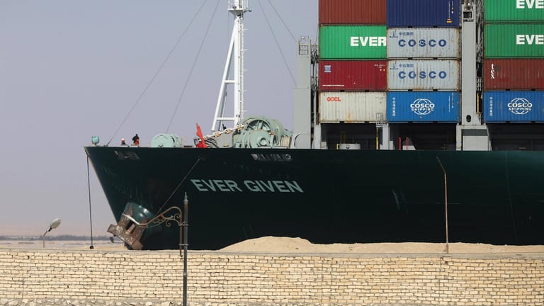Das Containerschiff "Ever Given" (Archivbild) blockierte im März tagelang den Suezkanal.