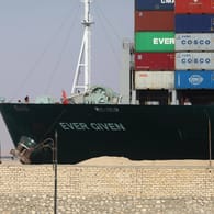 Das Containerschiff "Ever Given" (Archivbild) blockierte im März tagelang den Suezkanal.