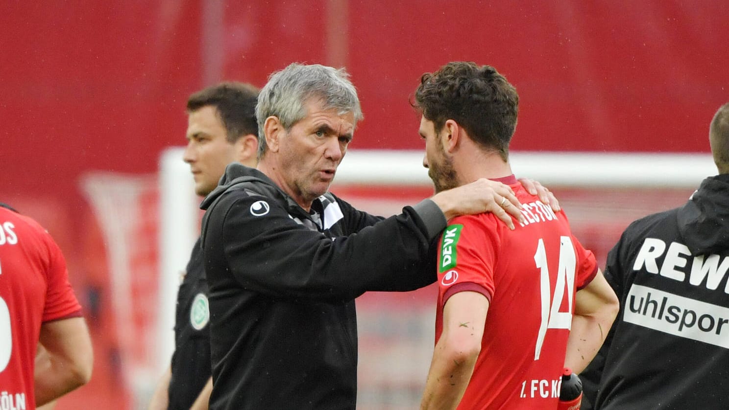 FC-Coach Friedhelm Funkel im Gespräch mit seinem Kapitän Jonas Hector. Nach dem Zittersieg gegen Schalke geht es für die Kölner in die Relegation.