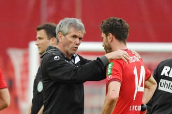 FC-Coach Friedhelm Funkel im Gespräch mit seinem Kapitän Jonas Hector. Nach dem Zittersieg gegen Schalke geht es für die Kölner in die Relegation.