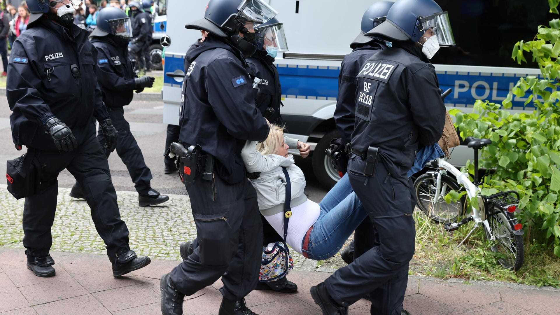 Polizisten tragen eine Demonstrantin weg: Laut Polizei gab es etwa 200 "Freiheitsbeschränkungen".