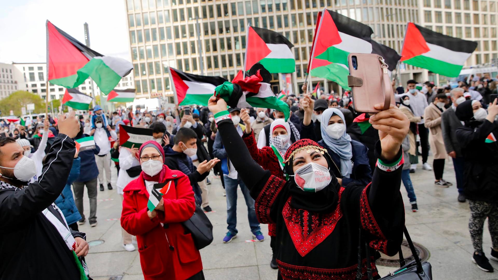 Teilnehmer einer Kundgebung palästinensischer Unterstützer im Konflikt zwischen Israel und den Palästinensern am Potsdamer Platz schwenken palästinensische Fahnen: Die Demo fand unter dem Motto "Protestkundgebung gegen die israelische Aggression in Palästina" statt.