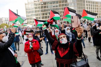 Teilnehmer einer Kundgebung palästinensischer Unterstützer im Konflikt zwischen Israel und den Palästinensern am Potsdamer Platz schwenken palästinensische Fahnen: Die Demo fand unter dem Motto "Protestkundgebung gegen die israelische Aggression in Palästina" statt.