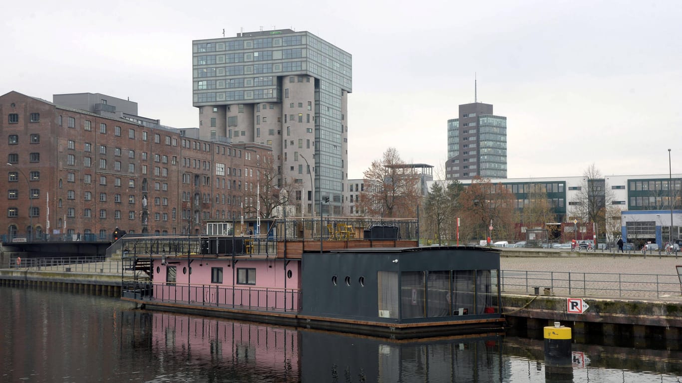 Das Hausboot von Gunter Gabriel liegt wieder im Harburger Binnenhafen (Archivbild): Nach dem Tod des Countrysängers 2017 hatten Fynn Kliemann und Olli Schulz das Boot gekauft und saniert.
